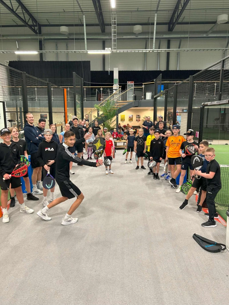 Gratis Drop-in padel med spel för ungdomar 10-16 år, 5/8